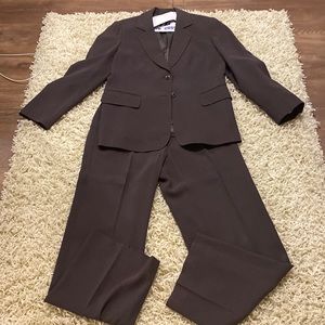 ❤️Talbots pant suit - 8P great condition! Taupe classic and timeless